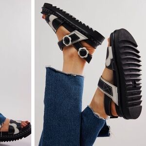 NWOT Dr. Martens Voss Mono Floral Sandals, 5